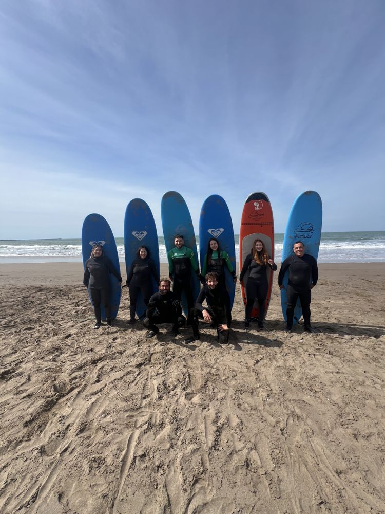 Alumnos con sus tablas paradas en la arena