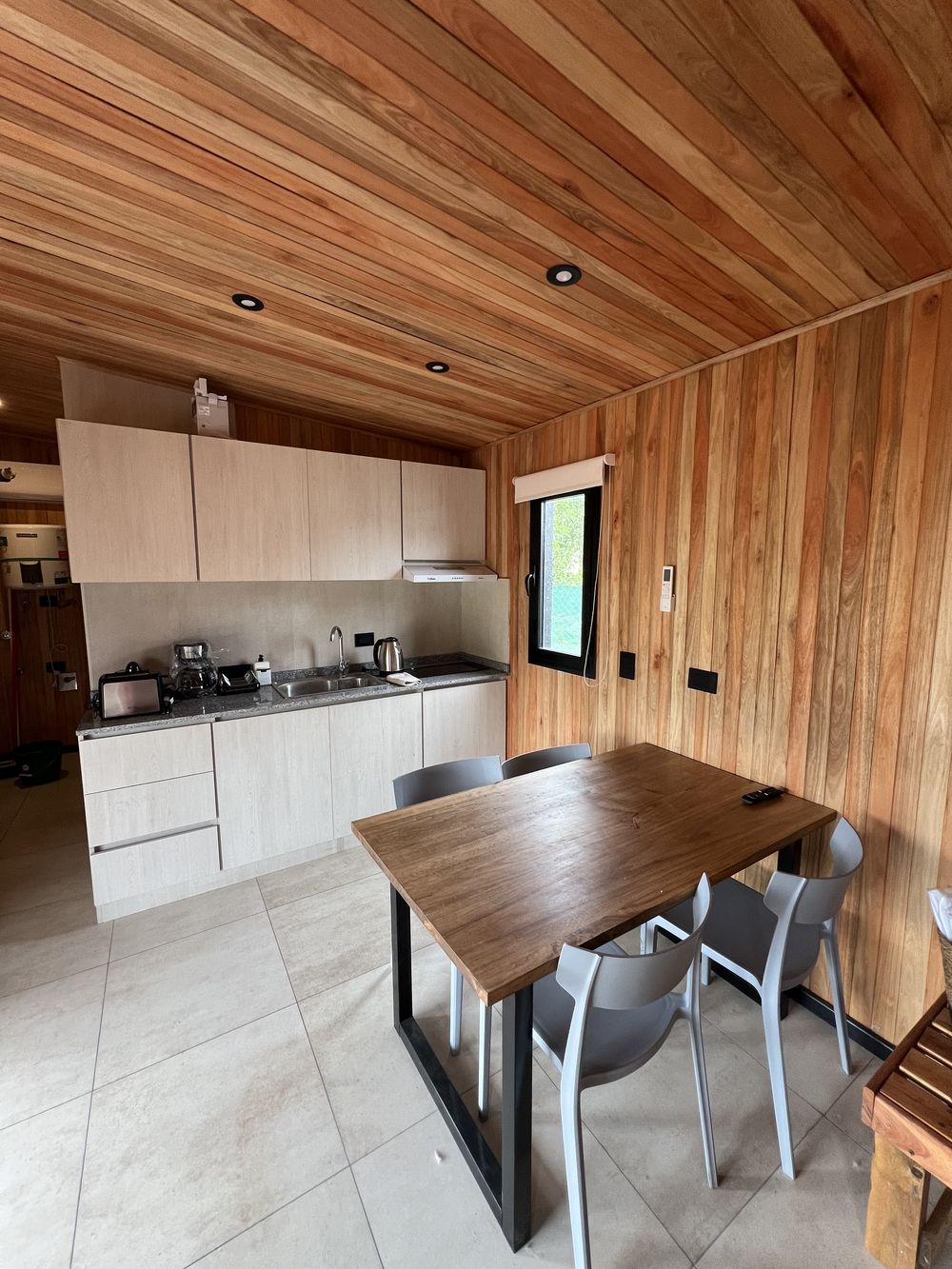Cocina completa y comedor