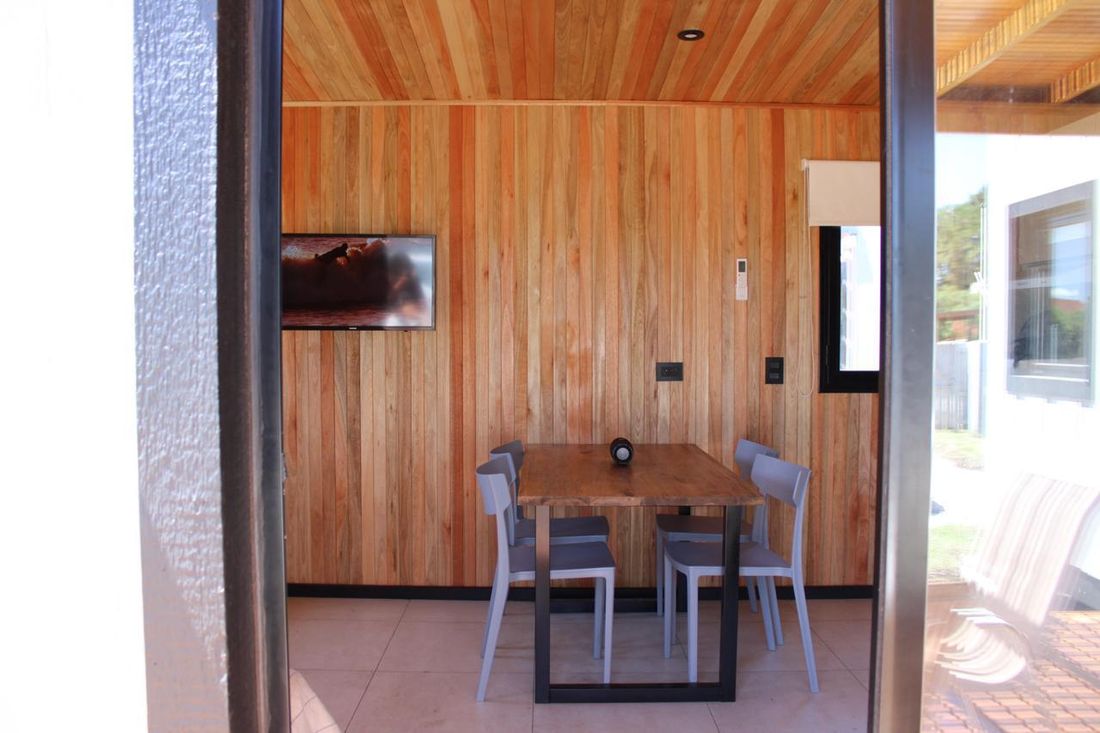 Comedor con mesa de madera y tele