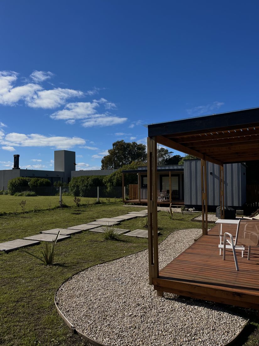 El parque del complejo con el camino de piedras y las casas